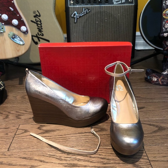 R2 Pewter Heels - NIB - Size 9 - Picture 2 of 4